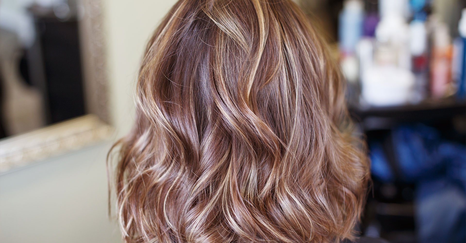cabelo curto com mechas loiro dourado